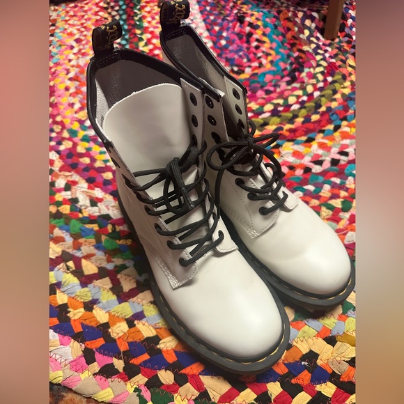 Women's DR.MARTENS White 1460 Smooth Leather Lace Up Boots Size 9 - Picture 2 of 13